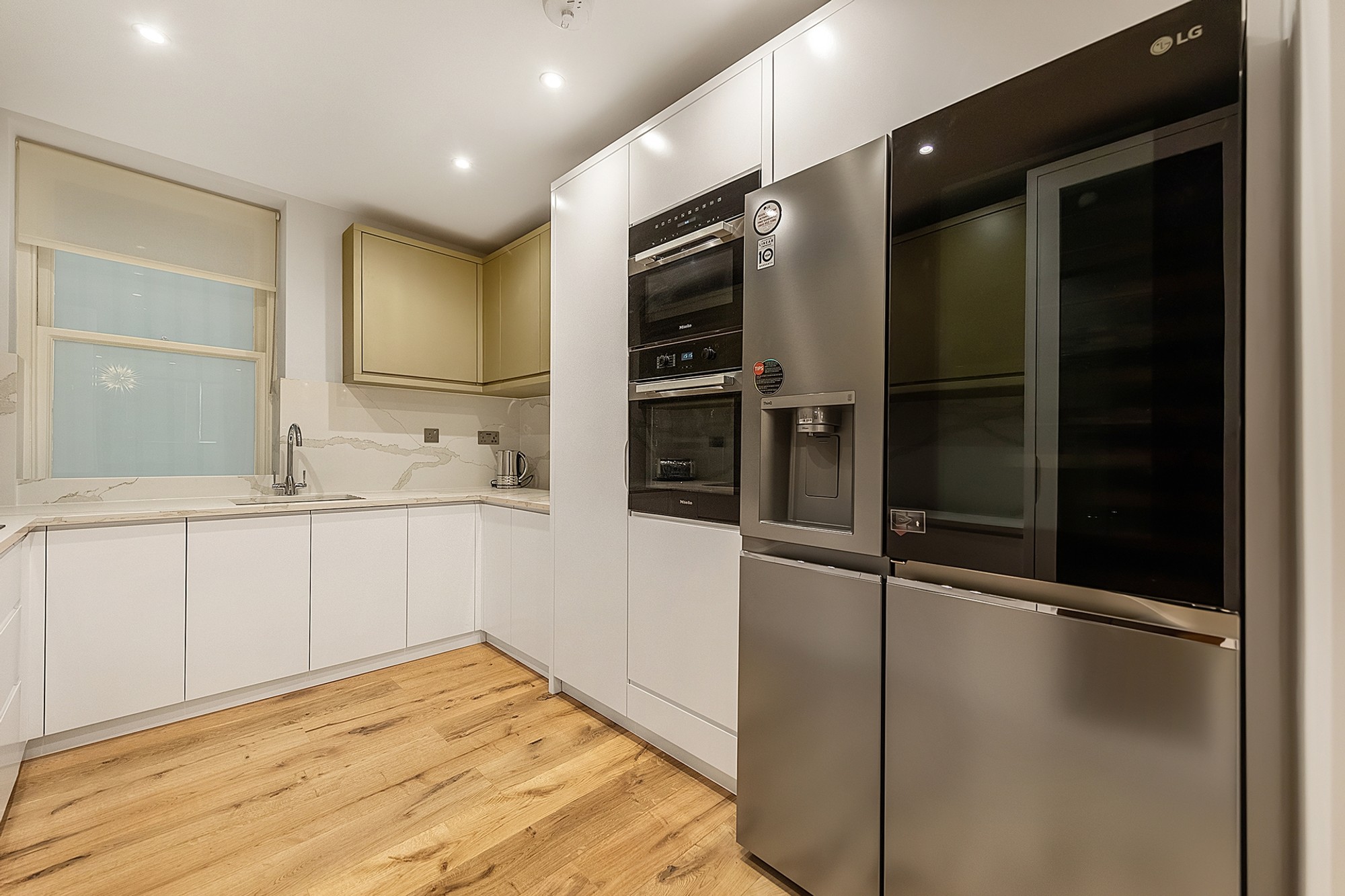 77141127-6e01-4703-a849-63c63edf5ca8-2000