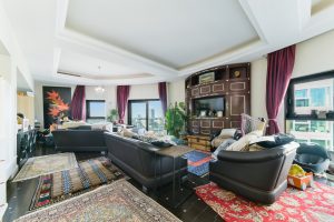 Serene Property with Communal Garden and Scenic Thames View, Ideal for Modern Living