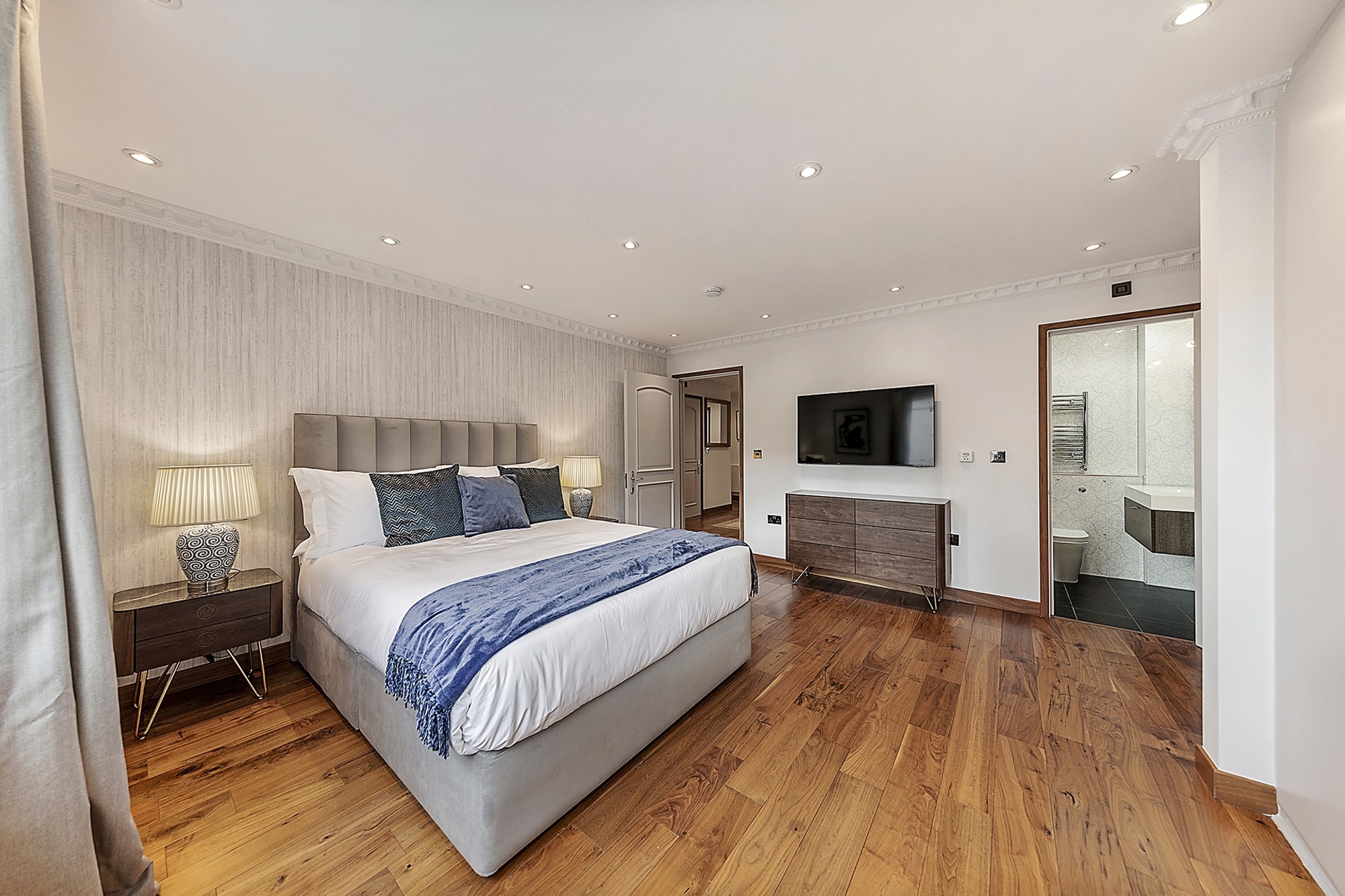 f5b30d16-f573-440c-a379-d56a89d3b05b-2000