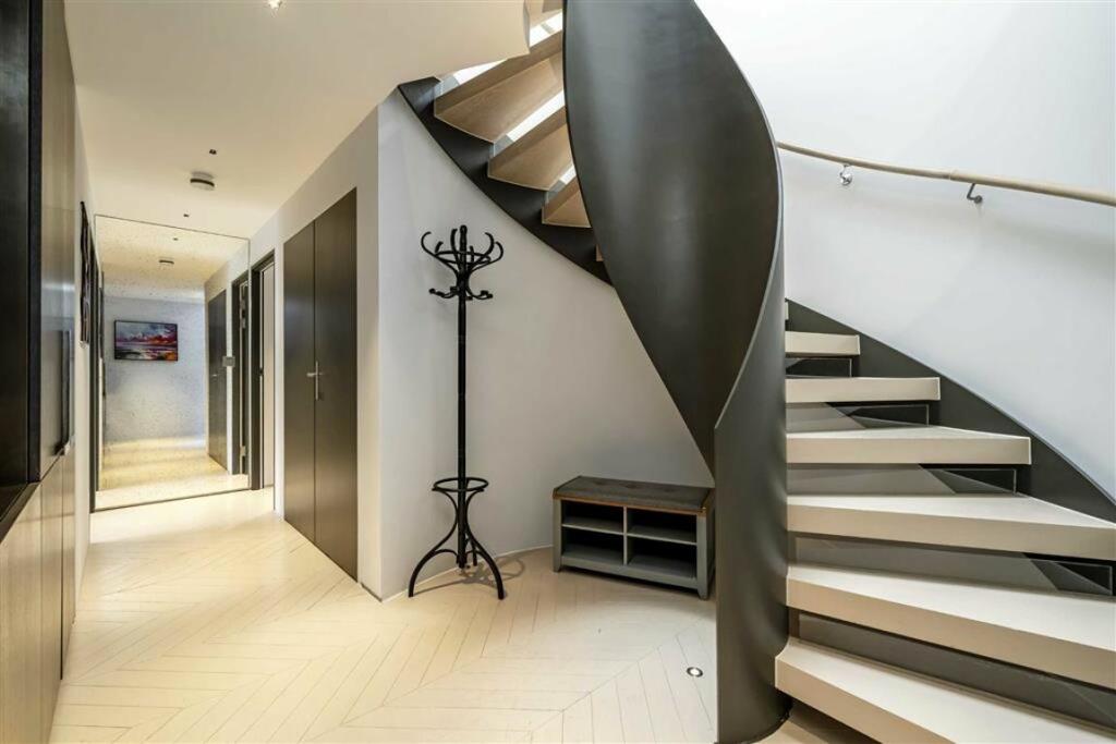 Stylish Residence With Distinctive Features In Fitzrovia