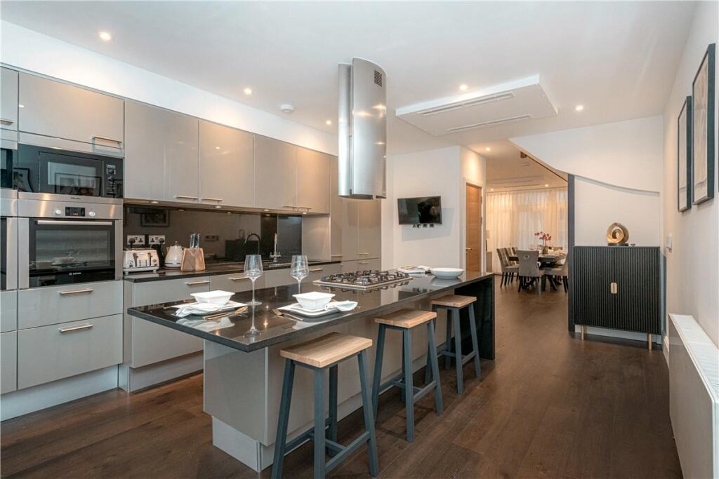 Flexible 4-Bedroom Residence Close To Green Park