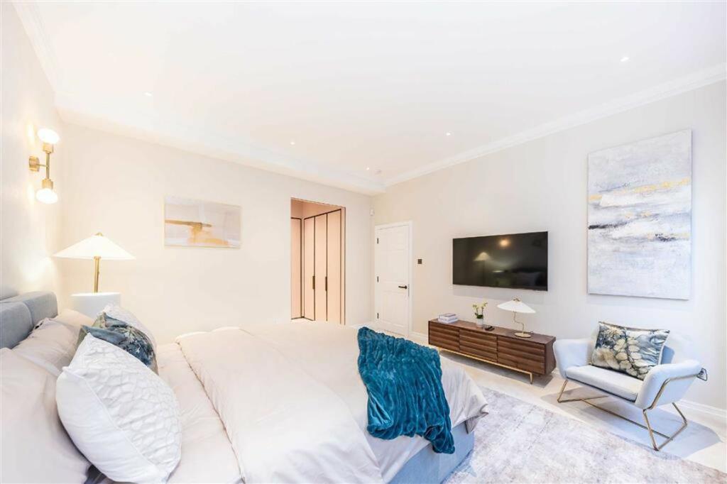 PHOTO TWO 55362_32757173_IMG_03_0000