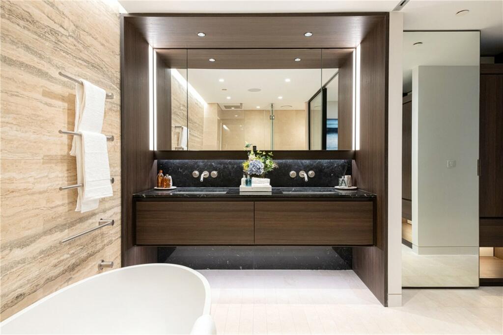 48612_MLE230098_L_IMG_07_0000