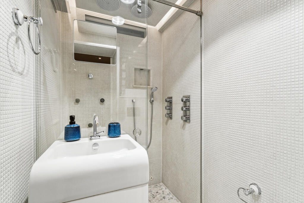 43428_KYC240108_L_IMG_12_0000