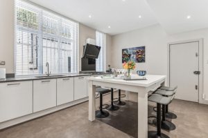 44510_KYC240151_L_IMG_11_0000