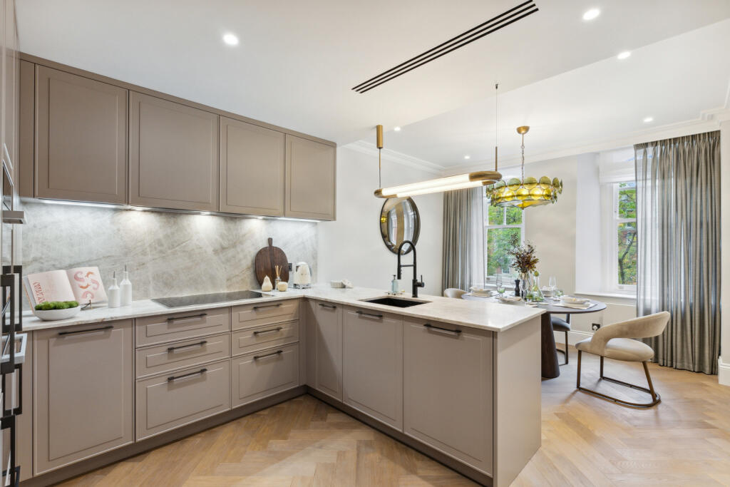 51301_KYC240383_L_IMG_02_0000