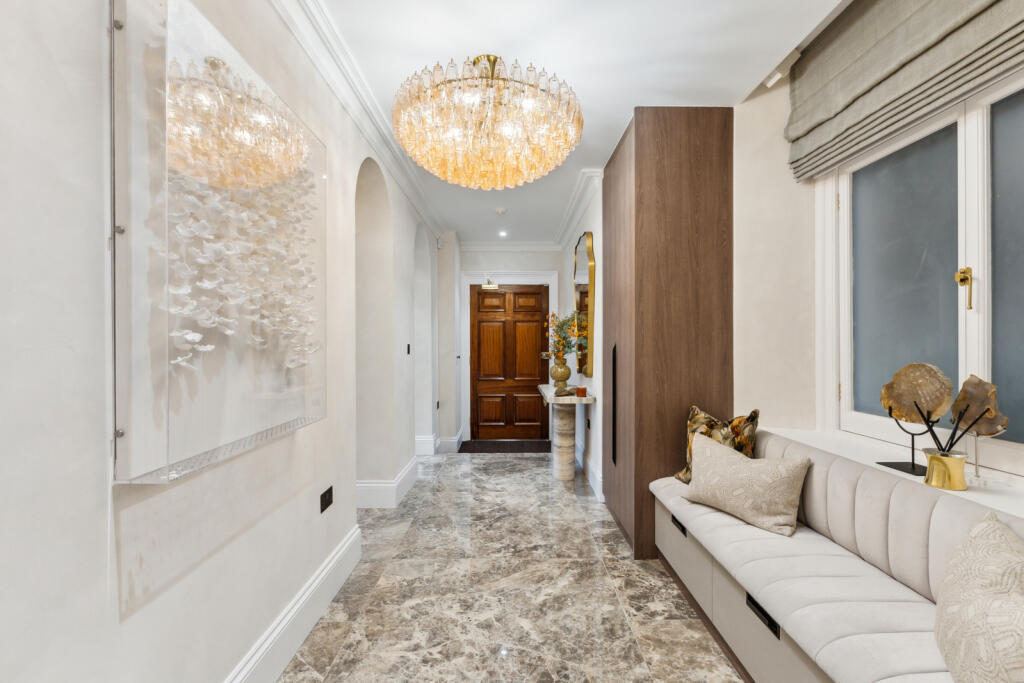 51301_KYC240383_L_IMG_06_0000