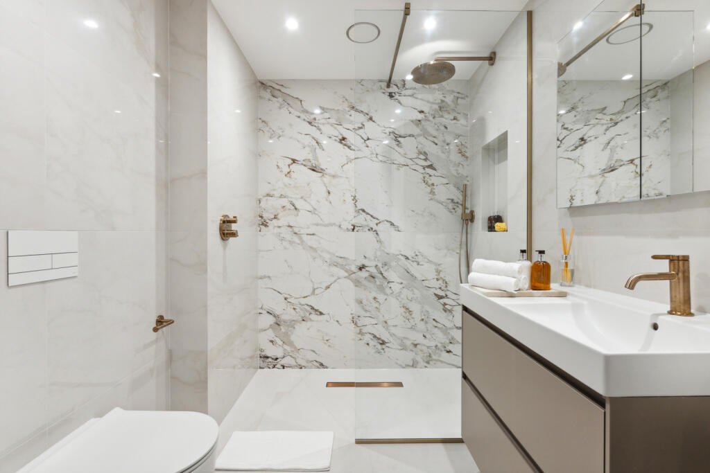 51301_KYC240383_L_IMG_11_0000