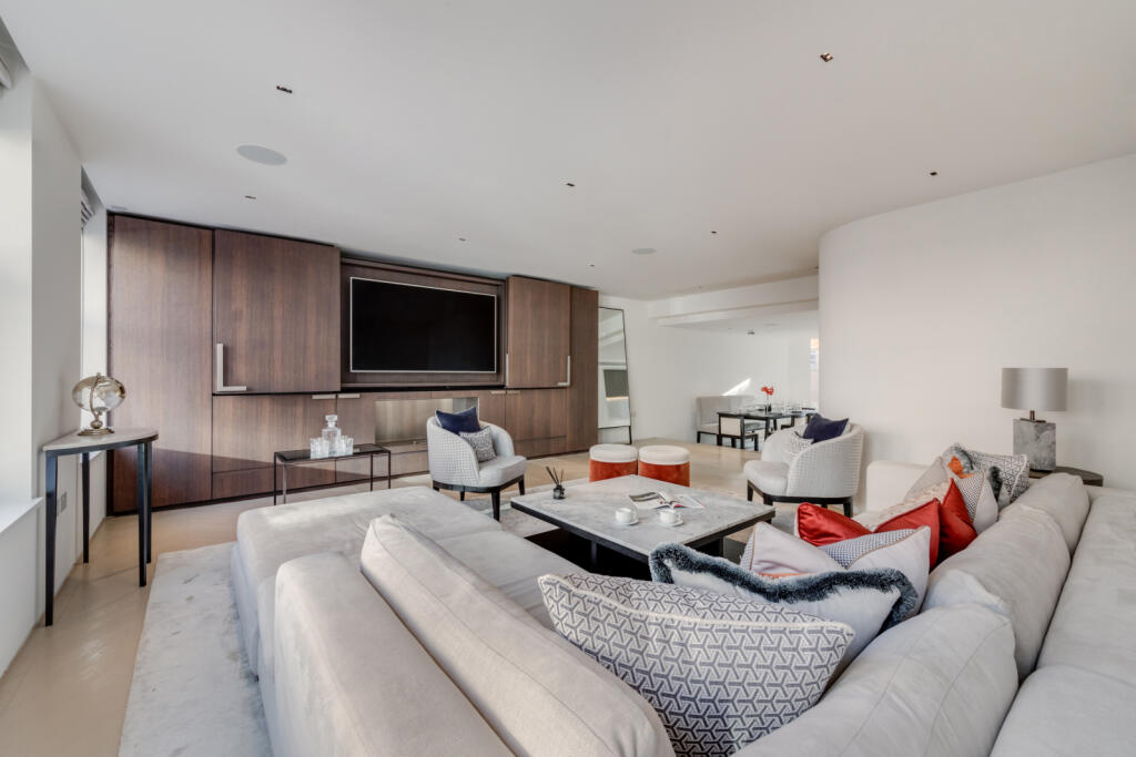 63025_KYC240335_L_IMG_03_0000