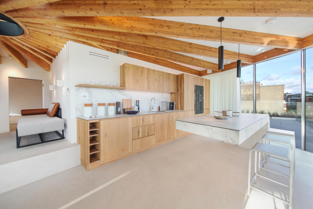 96392_KYC240352_L_IMG_02_0000