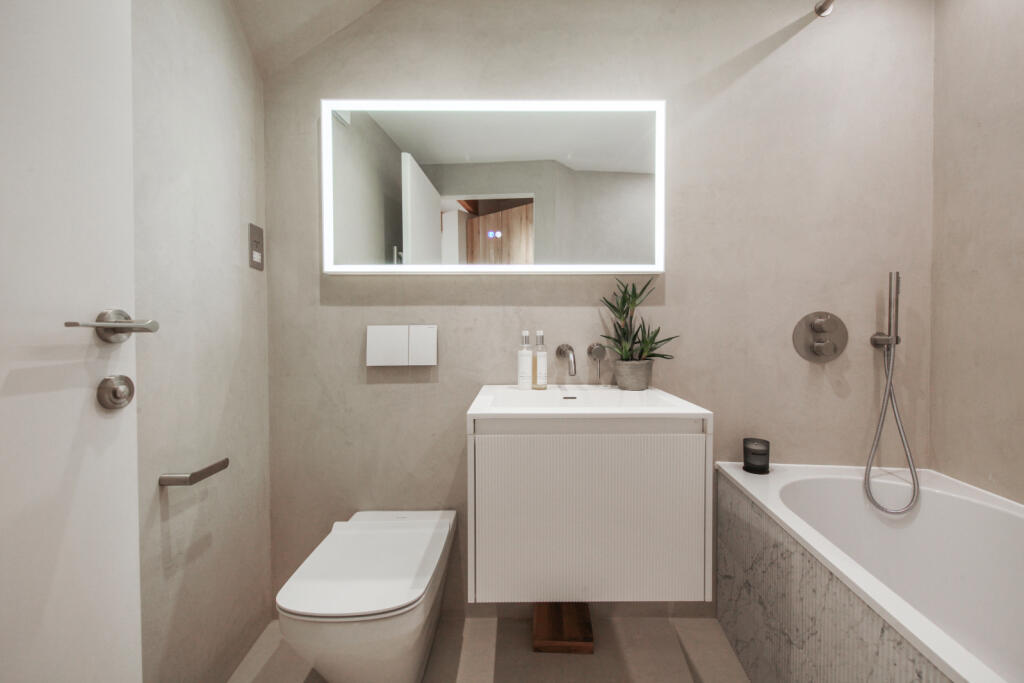 96392_KYC240352_L_IMG_04_0000