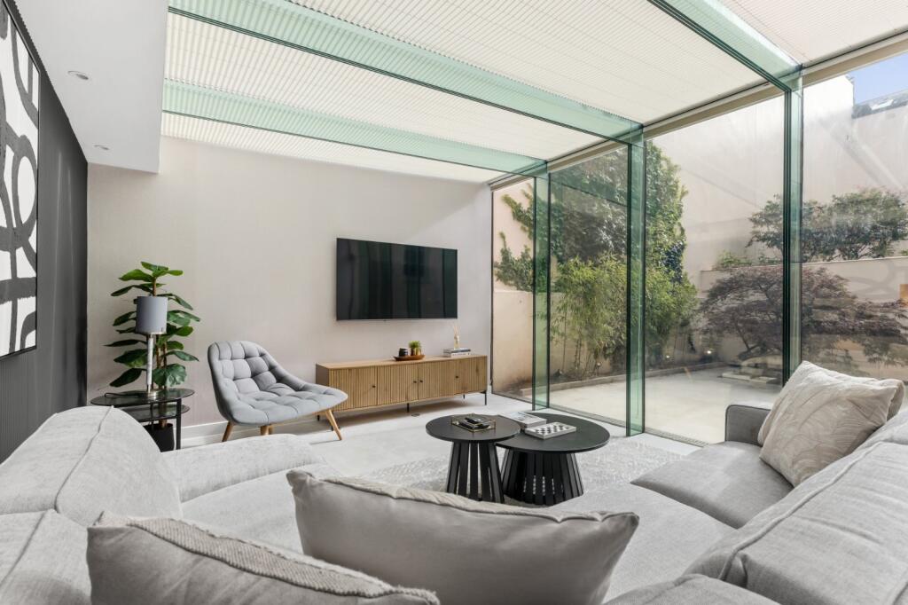 63031_KYC250142_L_IMG_01_0000